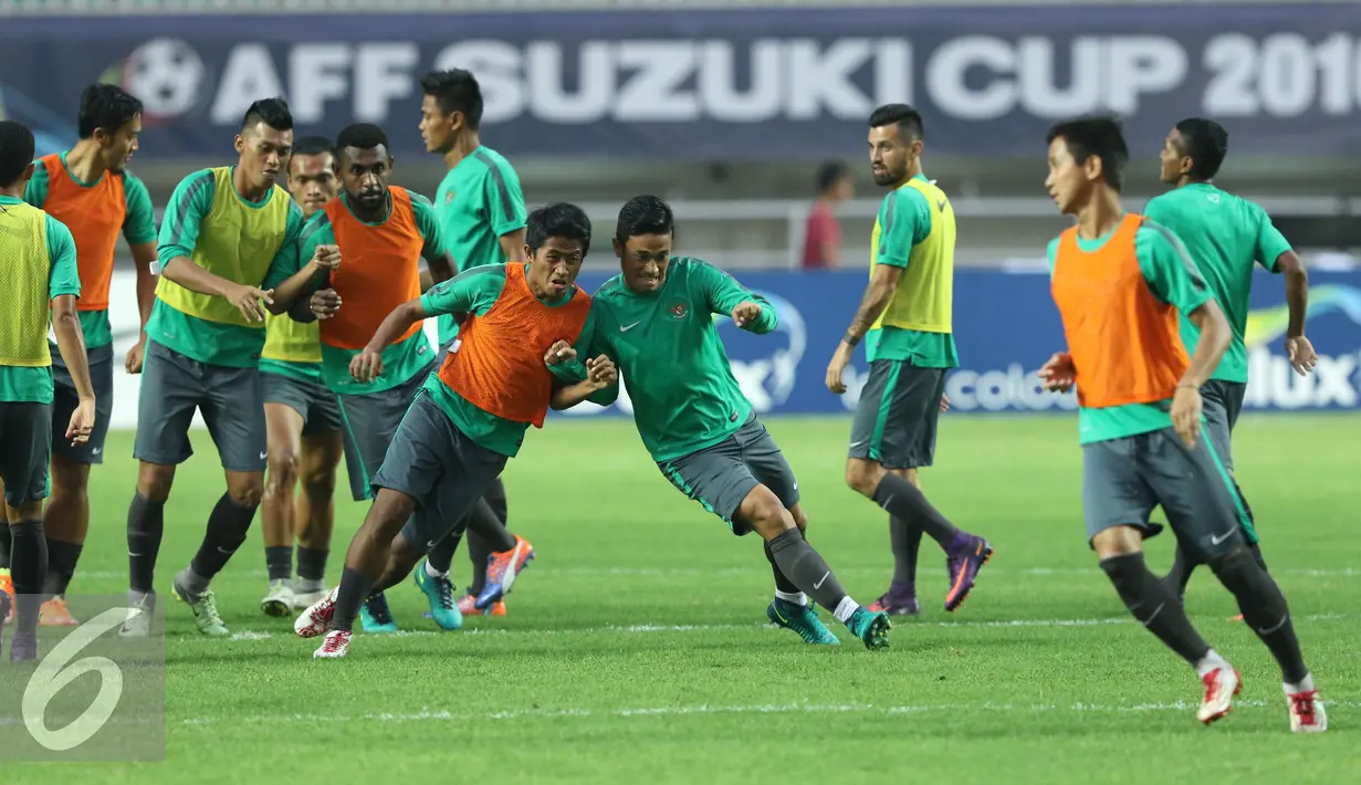 Pemain Timnas Indonesia melakukan adu body saat latihan resmi final pertama Piala AFF 2016 di Stadion Pakansari, Bogor, Selasa (13/12). Indonesia akan menjamu Thailand di final leg pertama Piala AFF 2016, Rabu (14/12). (Liputan6.com/Helmi Fithriansyah)