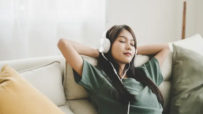 perempuan dan headphone