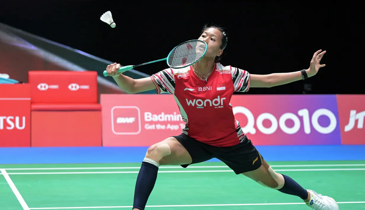 Putri Kusuma Wardani gagal maju ke semifinal Japan Open 2025. Ia harus mengakui keunggulan pemain China rangking dua dunia Wang Zhi Yi setelah bermain sengit selama 1 jam 26 menit dalam tiga game dengan skor 22-20, 17-21, 16-21. (Richard A. Brooks/AFP)