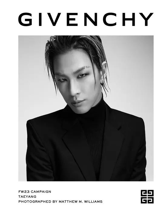 Dalam satu foto close-up, sang bintang mengenakan setelan hitam yang dirancang khusus yang dibuat oleh atelier couture pria Givenchy di Avenue George V di Paris.