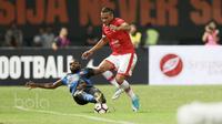 Pemain Madura United, Engelberd Sani menghalau bola dari kaki pemain Persija Jakarta, Bruno Lopes pada lanjutan Liga 1 2017 di Stadion Patriot, Bekasi, Kamis (4/5/2017). Persija kalah dari Madura 0-1. (Bola.com/Nicklas Hanoatubun)