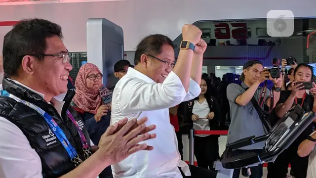 Menkominfo Rudiantara menjajal wahana teknologi 5G di Telkomsel 5G Experience Center. Liputan6.com/Jeko I.R