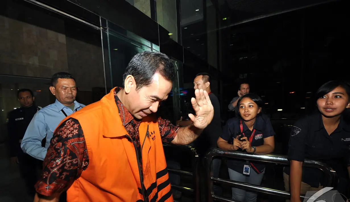 Tubagus Chaeri Wardhana atau Wawan keluar dari KPK dan menghindari awak media yang berusaha mendapat keterangan darinya, Jakarta, Senin (17/11/2014)(Liputan6.com/Miftahul Hayat)