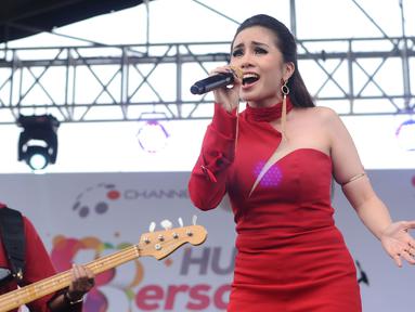 Vokalis grup band Geisha, Momo saat tampil memeriahkan HUT Bersama O Channel dengan Jalasenastri TNI AL di Stadion Bola Mini Pasmar 2, Cilandak, Jakarta, Minggu (20/8). Acara dihadiri ratusan parjurit TNI AL. (Liputan6.com/Helmi Fithriansyah)