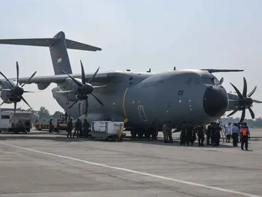 Beberapa personel Tentara Nasional Indonesia (TNI) Angkatan Udara (AU) bersiap melakukan upacara serah terima satu dari dua pesawat angkut militer Airbus A-400M dari Presiden RI Prabowo Subianto di Pangkalan Udara Halim Perdanakusuma, Jakarta, pada Senin 3 November 2025. (BAY ISMOYO/AFP)