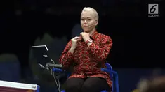 Wasit asal Estonia, Iris Metspalu bersiap memimpin laga semifinal Indonesia Open 2017 di JCC Plenary Hall, Jakarta, Sabtu (17/6). Di semifinal Indonesia Open 2017, para wasit mengenakan kemeja batik lengan panjang. (Liputan6.com/Helmi Fithriansyah)