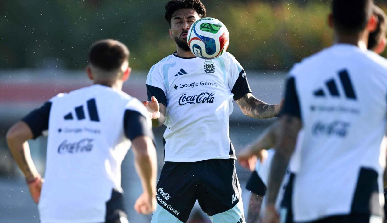 Perlu dicatat, Timnas Argentina akan memulai misi mempertahankan gelar Piala Dunia dalam waktu kurang dari tiga bulan. Tampak dalam foto, penyerang Argentina, Nicolas Gonzalez, mengontrol bola saat sesi latihan di Ezeiza, provinsi Buenos Aires, Argentina pada 30 Maret 2026. (Luis ROBAYO/AFP)
