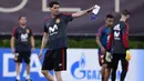 Pelatih baru Spanyol, Fernando Hierro, memberikan instruksi saat latihan perdananya di Krasnodar Academy, Krasnodar, Selasa (13/6/2018). Legenda Real Madrid ini ditunjuk menggantikan Julen Lopetegui. (AFP/Pierre-Philippe Marcou)