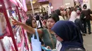 Pengunjung memilih produk kecantikan saat gelaran Jakarta X Beauty di Jakarta Convention Center (JCC) Senayan, Jakarta, Jumat (6/12/2024). (Liputan6.com/Herman Zakharia)