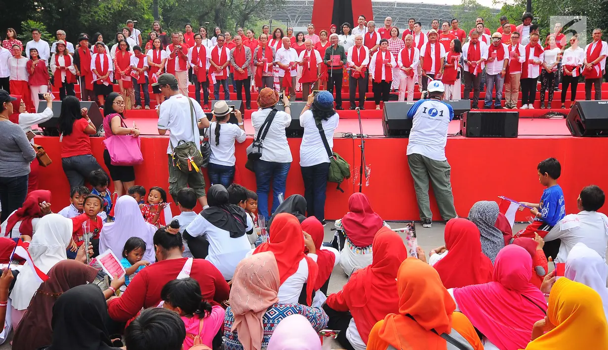 Sejumlah tokoh, seniman dan artis melakukan deklarasi Indonesia Bangkit saat hari kebangktian nasional ke 111 tahun di GBK, Senayan, Senin (20/5). Tujuan deklarasi ini adalah untuk menyegarkan kembali ingatan dan tekad merawat persatuan Indonesia. (Liputan6.com/Angga Yuniar)