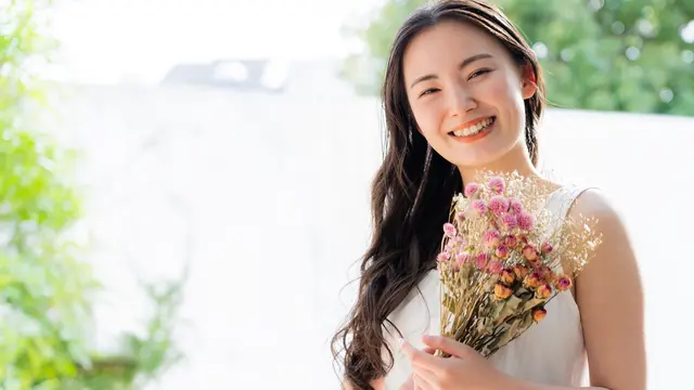 wanita april pegang bunga