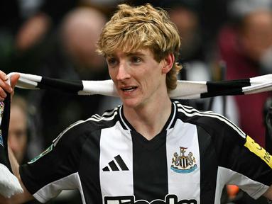 Pemain Newcastle, Anthony Gordon merayakan golnya ke gawang Arsenal dalam laga leg kedua Carabao Cup 2024/2025 di St James Park, Newcastle, Inggris, Kamis (06/02/2025). (AFP/Paul Ellis)