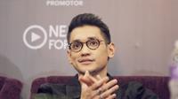 Afgan tampak bertepuk tangan saat press conference konser Dekade. Afgan tampil simpel dengan kenakan kemeja hitam. Afgan mengumumkan akan tampil 2,5 jam penuh diperayaan 10 tahun berkecimpung di dunia musik Indonesia (KapanLagi.com/Nurwahyunan)