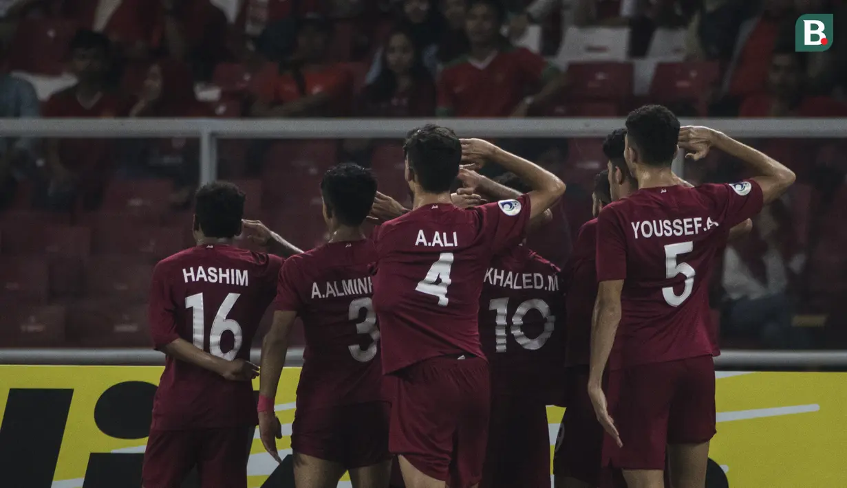 Para pemain Qatar melakukan selebrasi hormat usai membobol gawang Timnas Indonesia pada laga AFC U-19 Championship di SUGBK, Jakarta, Minggu (21/10). Indonesia kalah 5-6 dari Qatar. (Bola.com/Vitalis Yogi Trisna)