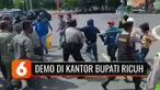 Mahasiswa demo di depan kantornya lantaran dinilai belum dapat merealisasi janji pembangunan, Bupati ini malah merespon dengan menendang ban yang dibawa Mahasiswa yang akhirnya memicu kericuhan!