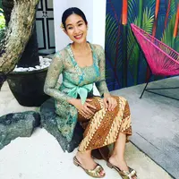 Di saat artis mengenakan baju model terbaru, Happy Salma malah kerap mengenakan pakaian daerah. Ia terlihat mengenakan pakaian daerah di berbagai kesempatan. (Foto: instagram.com/happysalma)