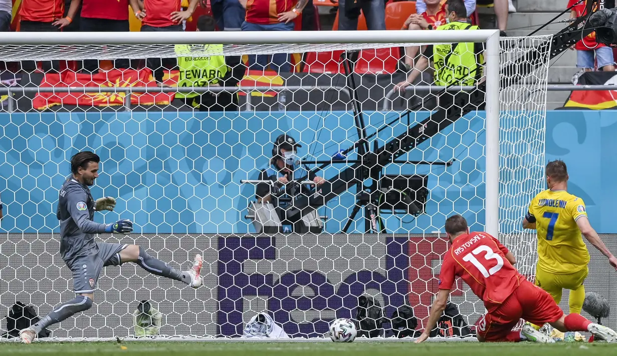 Serangan spartan Ukraina baru membuahkan hasil pada menit ke-29. Andriy Yarmolenko sukses melakukan tap in atas umpan mendatar Karavaev yang mengarah ke tiang jauh Makedonia Utara.  (Foto: AP//Pool/Justin Setterfield)