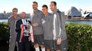 Pelatih dan pemain Arsenal foto bersama Menteri Pariwisata, Niall Blair di depan Sydney Opera House, Sydney, Selasa (11/7/2017). Arsenal melakukan tur pramusim ke Australia dengan melawan Sydney FC dan Sydney Wanderers. (AFP/William West)