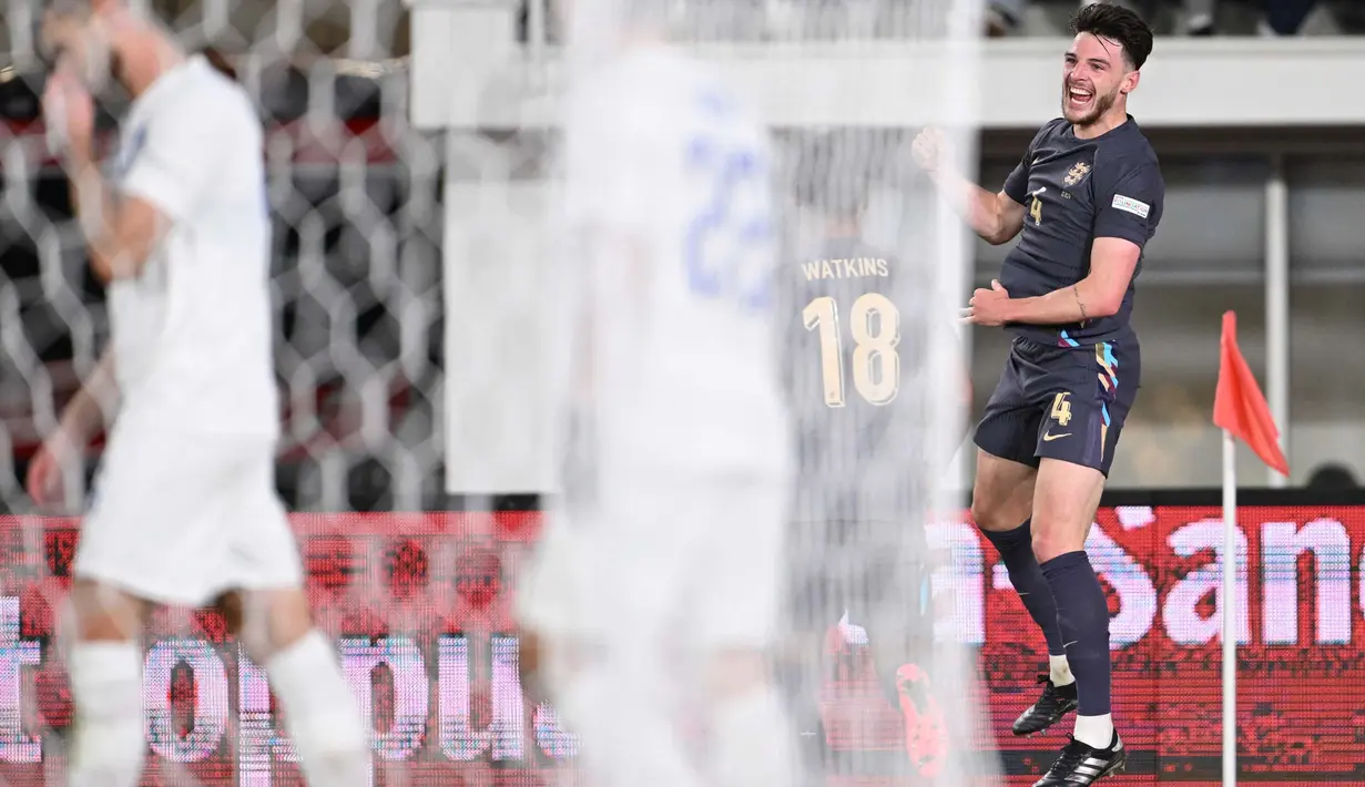 Sepuluh menit berselang, atau pada menit ke-84, Declan Rice menambah gol kemenangan Inggris atas Finlandia. (Jonathan NACKSTRAND/AFP)