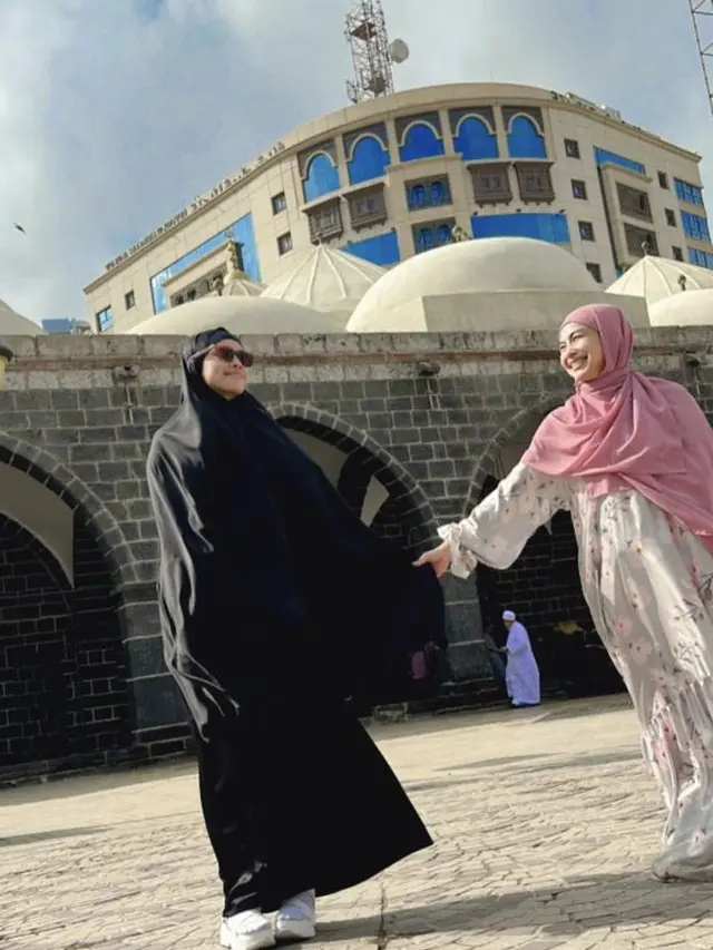 Gaya Terbaru Feni Rose Tampil Berhijab, credit: Instagram (@fenirose)