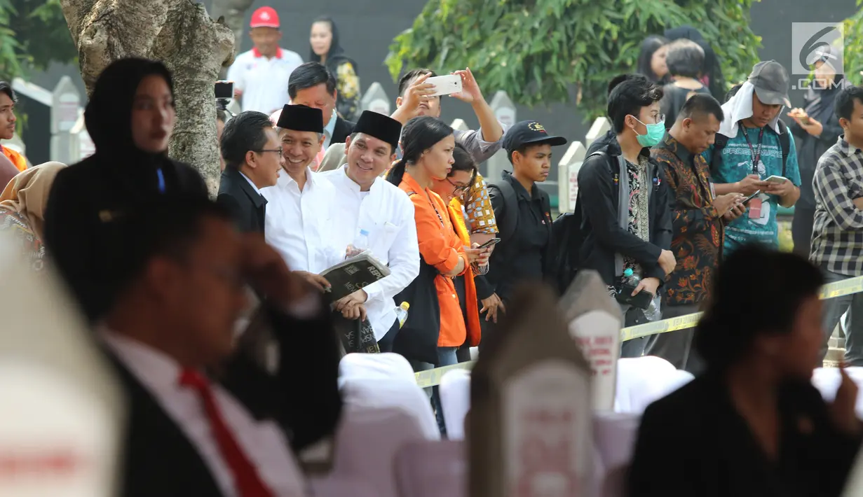 Warga menghadiri pemakaman Presiden ke-3 RI BJ Habibie di TMP Kalibata, Jakarta, Kamis (12/9/2019). Rencananya, Habibie akan dimakamkan pukul 13.30 WIB. (Liputan6.com/Herman Zakharia)