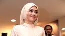 Senyum Terry Putri menebar kedamaian di acara Tafakur Ranti (Wimbarsana/Bintang.com)