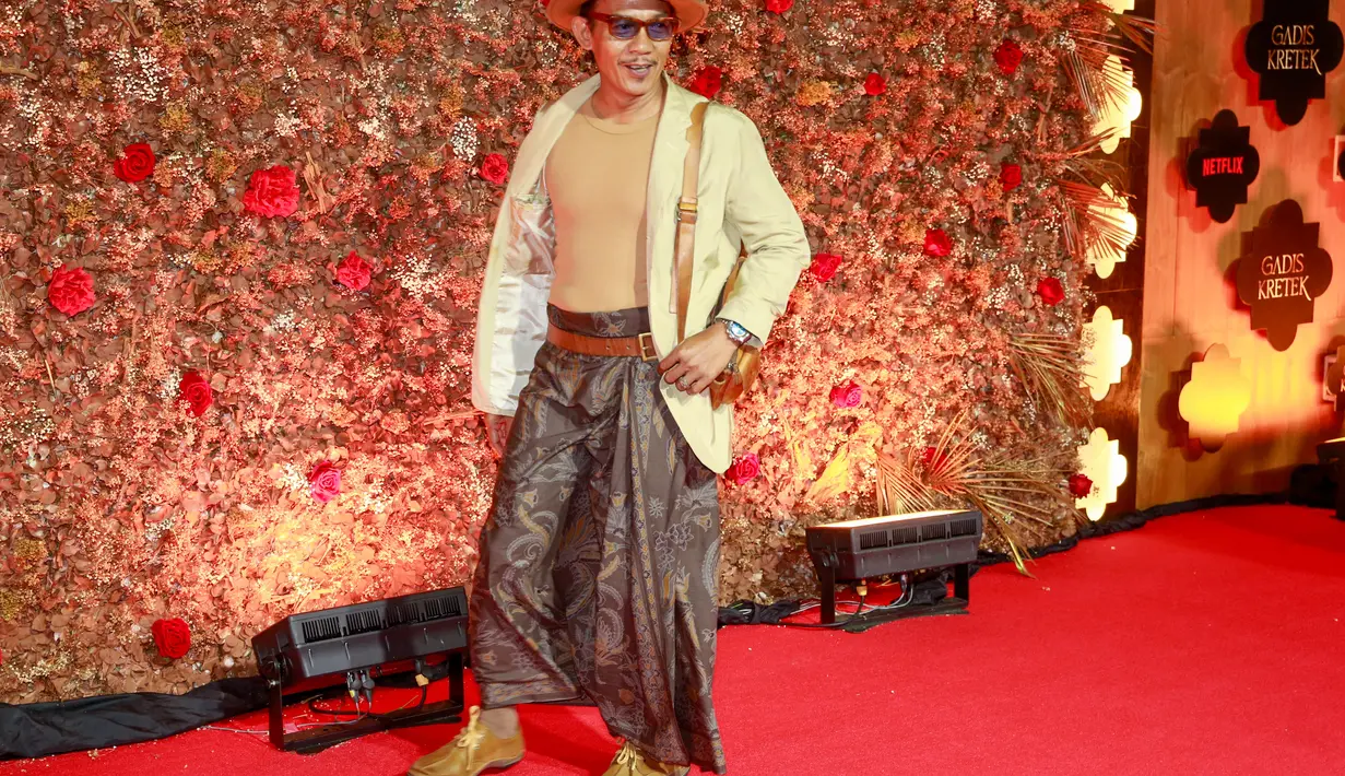 Hadir juga Rukman Rosadi sebagai Idroes di red carpet tersebut. Dia terlihat casual, namun tetap mengenakan batik sebagai bawahan. [kapanlagi/Muhammad Akrom Sukarya]