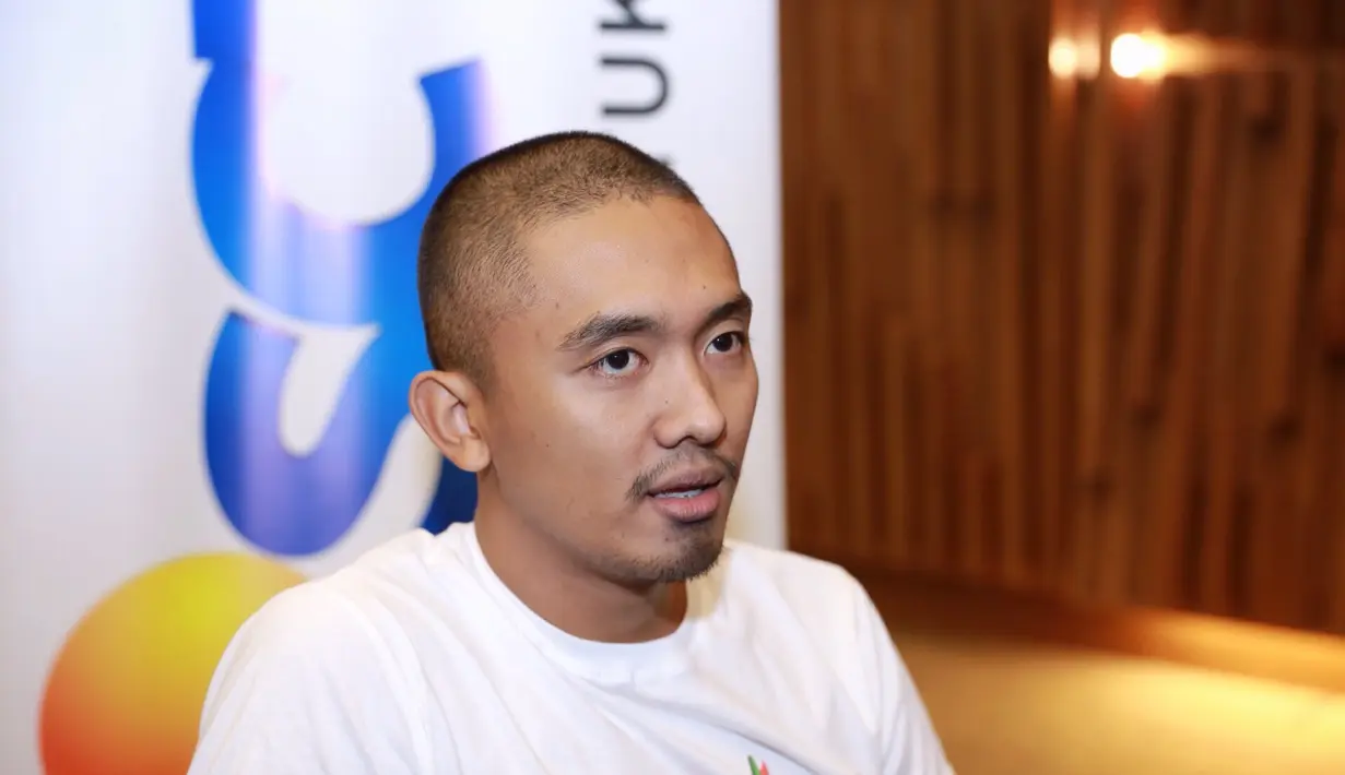 "Bersyukur bangat, sekarang finansial terbantu. Dulu gua cuma dapat 5 juta perbulan aja udah happy bangat. Sekarang kalau liat saldo di ATM nominalnya gede banget," kata Uus. (Galih W. Satria/Bintang.com)