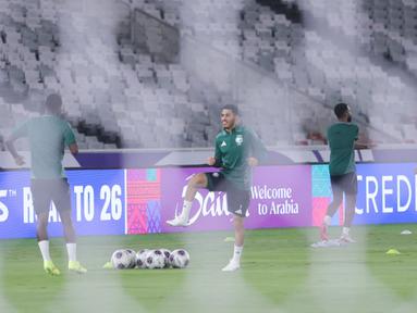 Pemain Timnas Arab Saudi melakukan sesi latihan jelang bertanding melawan Indonesia di Stadion Utama Gelora Bung Karno, Senayan, Jakarta, Senin (18/11/2024). (Bola.com/M Iqbal Ichsan)