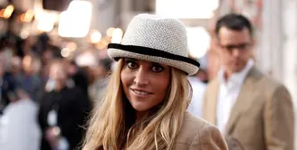 Brooke Mueller  bercerai dengan Charlie Sheen pada tahun 2011 dilaporkan telah melakukan kekerasan pada anaknya. Hal tersebut terlihat saat Mueller dan anaknya berada di tempat pencucian mobil. (AFP/Bintang.com)