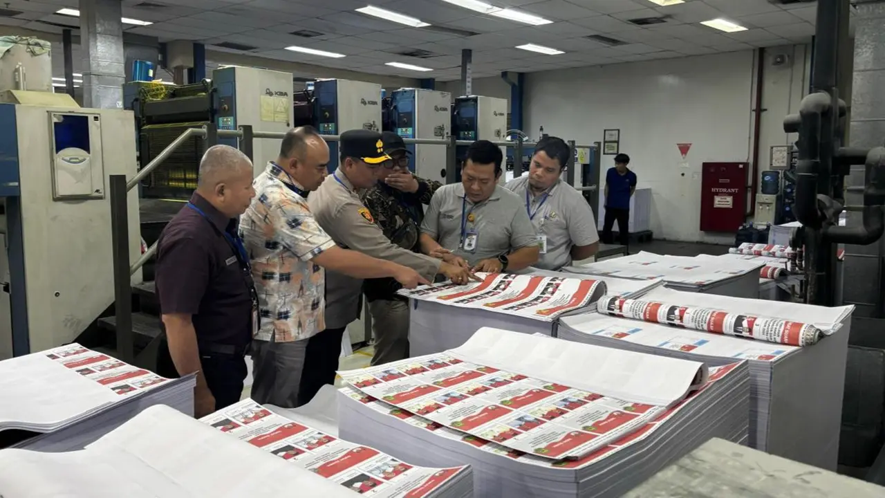 Kapolres Rokan Hulu bersama KPU dan Bawaslu mengecek pencetakan surat suara untuk Pilkada.