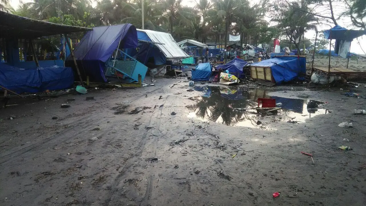 Pantai Selatan Porak Poranda Dihantam Gelombang
