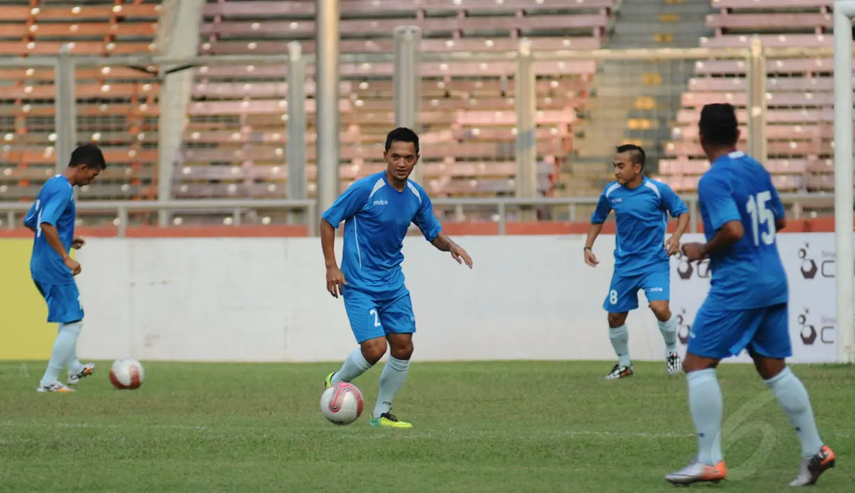Jelang berlaga melawan Park Ji Sung and Friends, penyerang Persija, Rahmad Afandi (kedua dari kiri) terlihat berlatih bersama Indonesia All Star di stadion GBK Jakarta, (1/6/2014). (Liputan6.com/Helmi Fithriansyah)