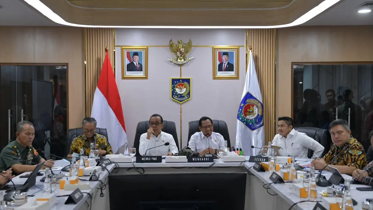 Seskab Letkol Teddy Indra Wijaya menghadiri undangan rapat dari Menteri Dalam Negeri (Mendagri) sekaligus Ketua Satgas Percepatan Rehabilitasi dan Rekonstruksi Pascabencana Sumatera.