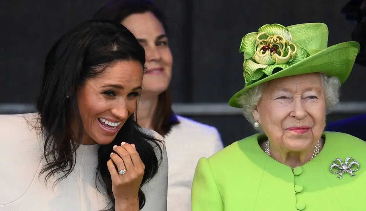 "Aku mengenal senyumnya bertahun-tahun. Aku tak suka dengan yang kulihay saat ini. Itu adalah senyum kesakitan," tambah Thomas. (popsugar)