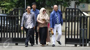 Penyanyi religi Sulistyowati bersama kuasa hukumnya tiba di PN Depok, Jawa barat, Selasa (17/1). Sulis menjadi saksi korban dalam persidangan kasus penipuan investasi percetakan, Sulis Rugi hingga sekitar Rp365 juta. (Liputan6.com/Herman Zakharia)