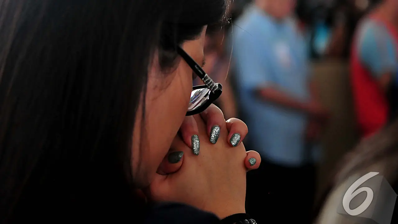 Isak Tangis Iringi Misa Keluarga Penumpang AirAsia QZ8501