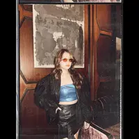 Rebecca Klopper tampil mengenakan kemben crop top biru metalik yang dipadukan outer jaket dan mini skirt hitam berbahan kulit.  (@rklopperr)