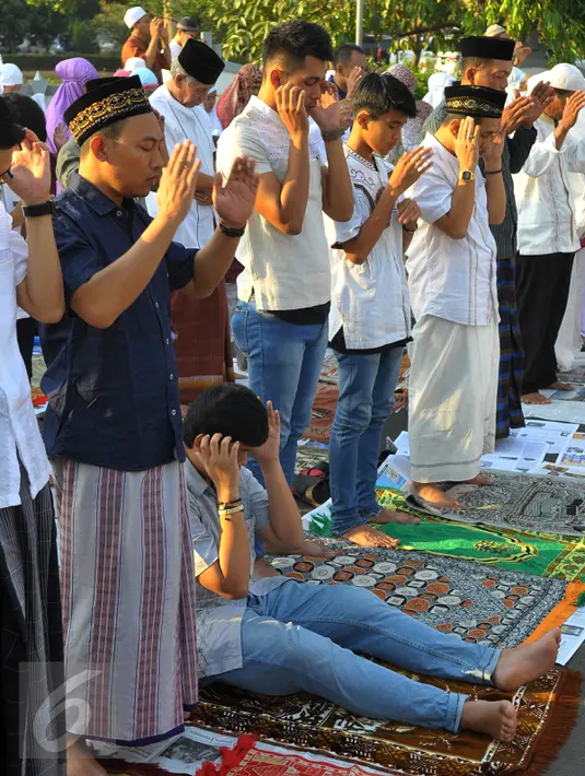 Warga Tangerang melakukan Salat Idul Adha di Masjid Al-Azom, Tangerang Banten, Kamis (24/9/2015). (Liputan6.com/Faisal R Syam)