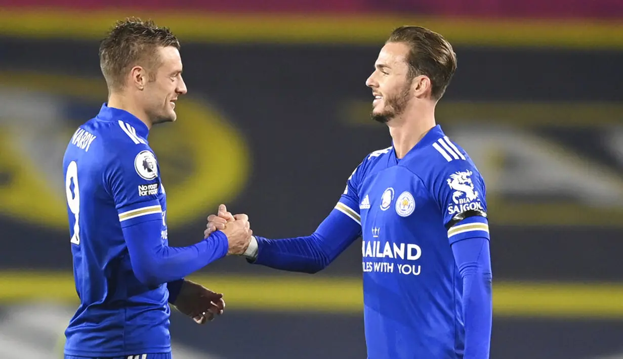 Pemain Leicester City James Maddison (kanan) berjabat tangan dengan rekan setimnya Jamie Vardy usai laga melawan Leeds United pada pertandingan Liga Premier Inggris di Elland Road, Leeds, Inggris, Senin (2/11/2020). Leicester City membantai Leeds United dengan skor 4-1. (Michael Regan/Pool via AP )