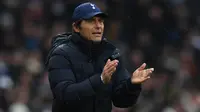 Antonio Conte mulai membesut Tottenham Hotspur saat Liga Inggris musim 2021/2022 tengah berjalan, sejak 2 November 2021 menggantikan Nuno Espirito Santo. Mulai pekan ke-11 Spurs pun dibawanya memenangi beberapa laga dengan skor telak, seperti 5 laga berikut ini. (AFP/Daniel Leal)