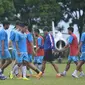 Pemain Arema FC berlatih. (Liputan6.com/Rana Adwa)