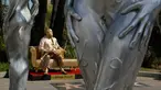 Patung produser film, Harvey Weinstein dipajang dekat lokasi ajang Piala Oscar atau Academy Awards ke 90 di Hollywood, California, Kamis (1/3). Seniman Plastic Jesus memamerkan patung berjudul 'Casting Couch' tersebut. (AP/Damian Dovarganes)