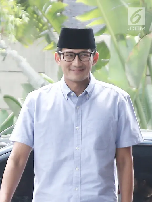 Bakal calon wakil presiden, Sandiaga Uno tiba di gedung KPK, Jakarta, Selasa (14/8). Kedatangan Sandiaga untuk melaporkan LHKPN yang merupakan bagian dari syarat pencalonan dirinya sebagai bakal cawapres. (Liputan6.com/Herman Zakharia)