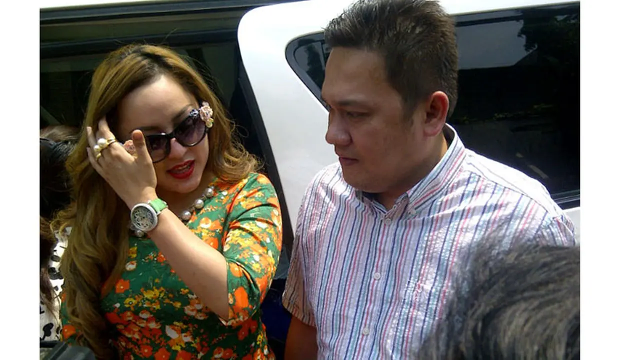 Ngaku Tak Dihamili Farhat Abbas, Kok Perut Regina Buncit?