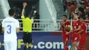 Wasit asal China, Shen Yinhao memberikan kartu merah kepada pemain belakang Indonesia Rizky Ridho saat pertandingan semifinal Piala Asia U-23 Qatar 2024 antara Indonesia melawan Uzbekistan di Stadion Abdullah Bin Khalifa, Doha, 29 April 2024. (KARIM JAAFAR/AFP)