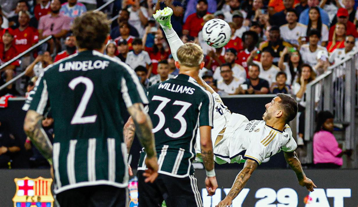 Pemain Real Madrid, Joselu (kanan), menendang bola dengan gaya akrobatik ke gawang MU yang membuahkan gol dalam pertandingan pramusim Soccer Champions Tour 2023 yang berlangsung di NRG Stadium, Texas, Kamis (27/7/23). (Twitter/@realmadrid)