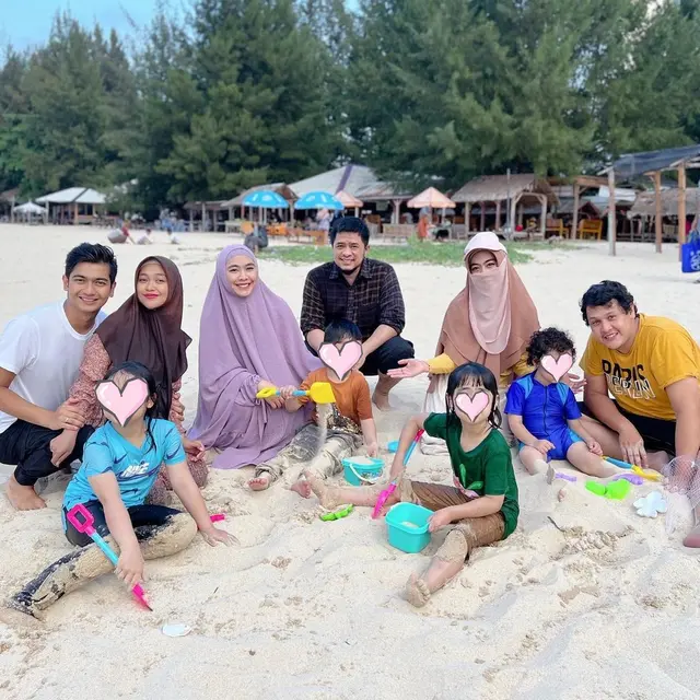 6 Potret Ria Ricis dan Kedua Kakaknya Bareng Suami, Kompak