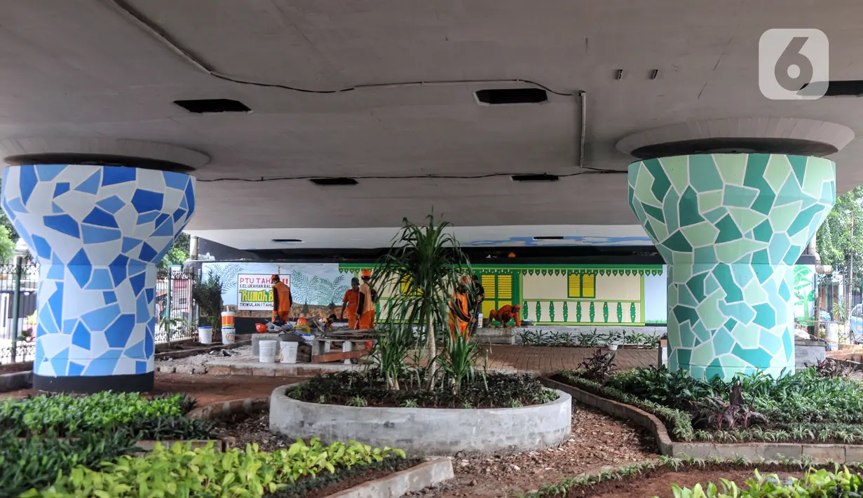 Petugas Penanganan Prasarana dan Sarana Umum (PPSU) Kelurahan Bali Mester menyelesaikan pembangunan taman bermain di kolong Flyover Kampung Melayu, Jakarta, Selasa (7/3/2023). Pembangunan taman bermain tersebut bertujuan mengubah kolong flyover yang sebelumnya terkesan seram menjadi tempat interaksi warga sekitar sekaligus penataan kawasan. (merdeka.com/Iqbal S. Nugroho)