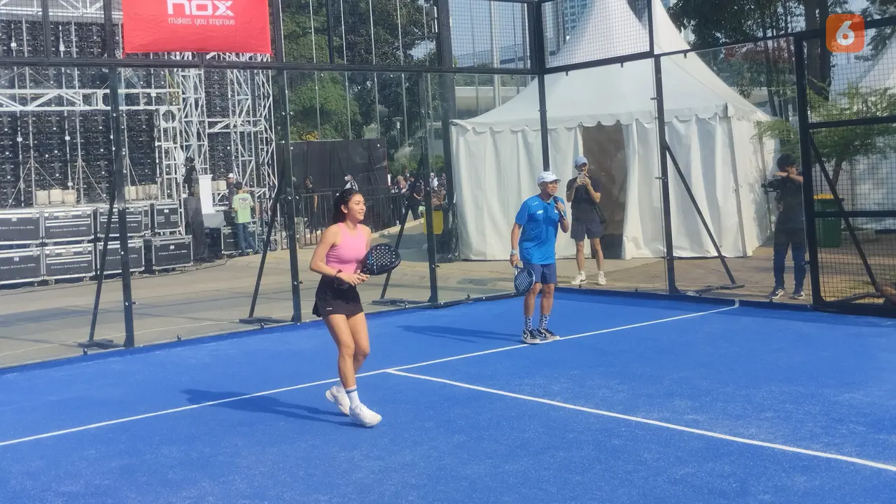 Canti Tachril bermain Padel bersama Udjo Project Pop